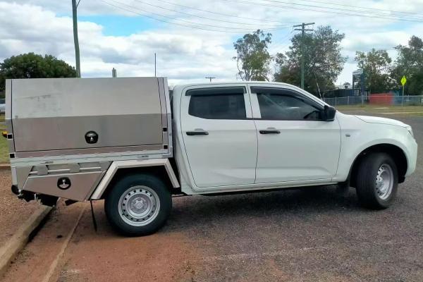 Cómo instalar una bandeja y un toldo para camioneta con cabina doble